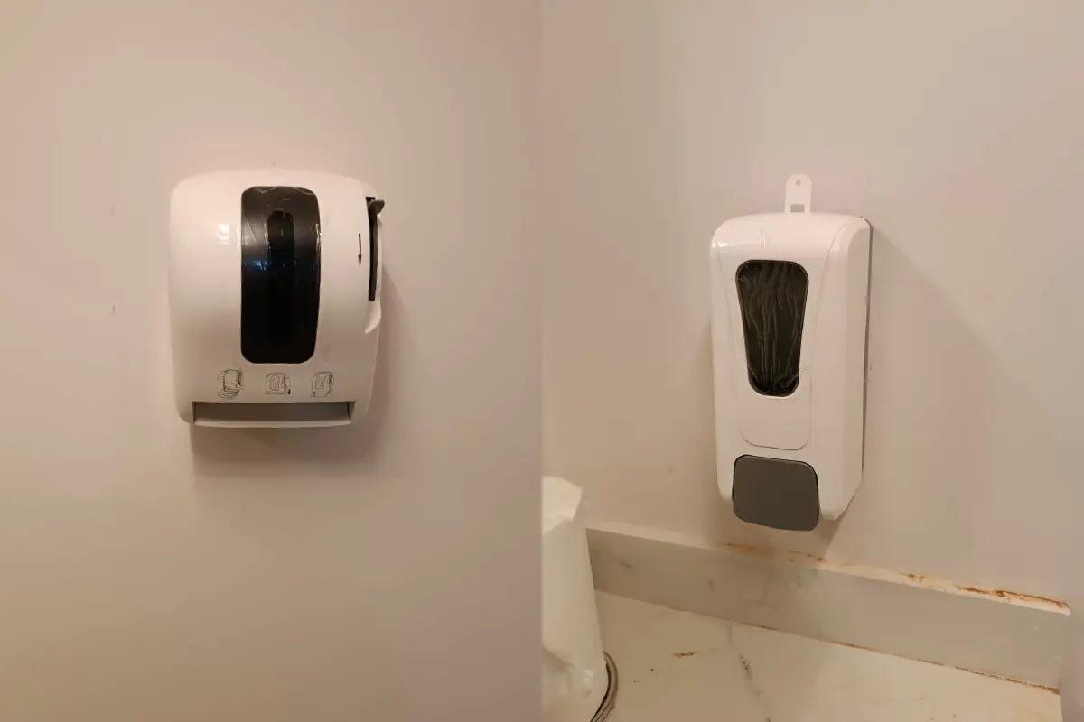Papelera y papel toalla instalados