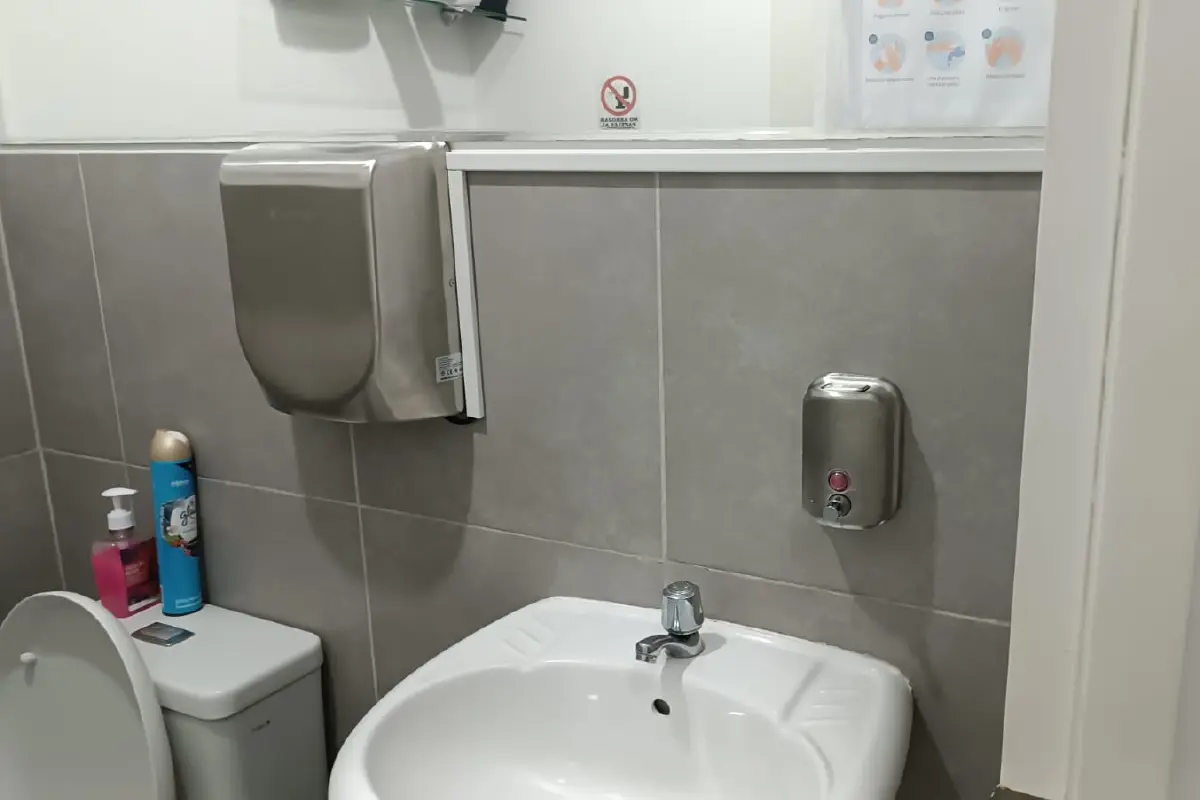 Seca manos de acero inoxidable instalados