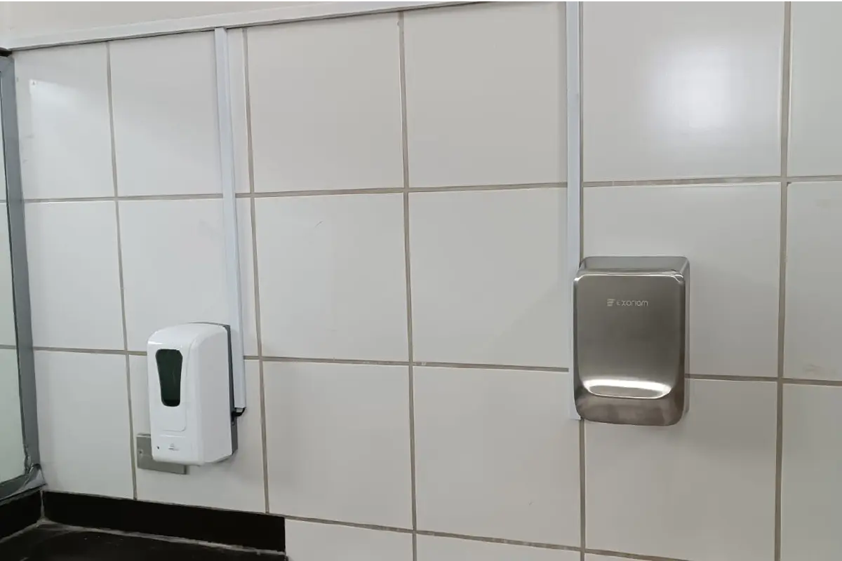 Secador de manos instalado