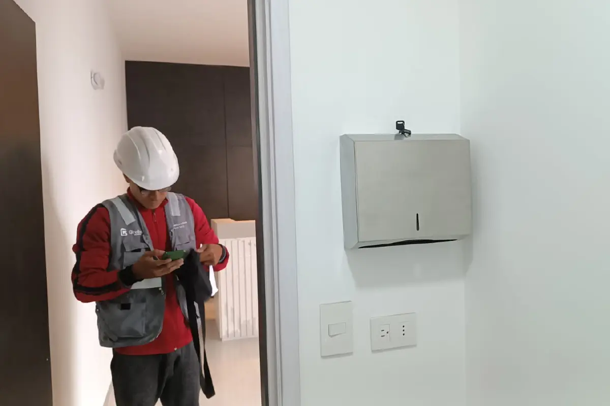 Dispensadores de papel interfoliado instalados