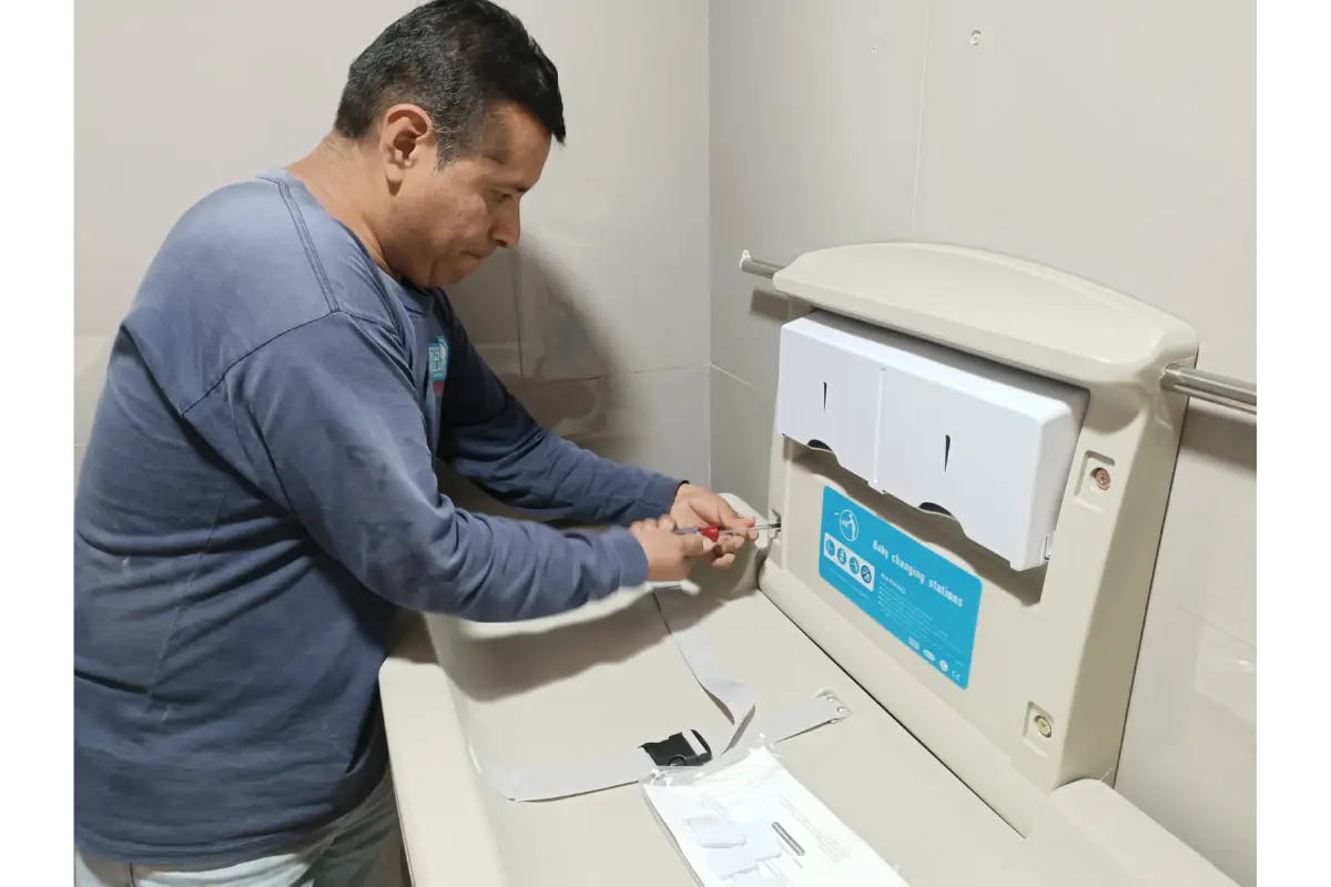 Papelera comercial instalada
