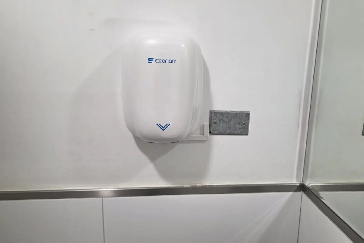 Secador de manos instalado en un baño